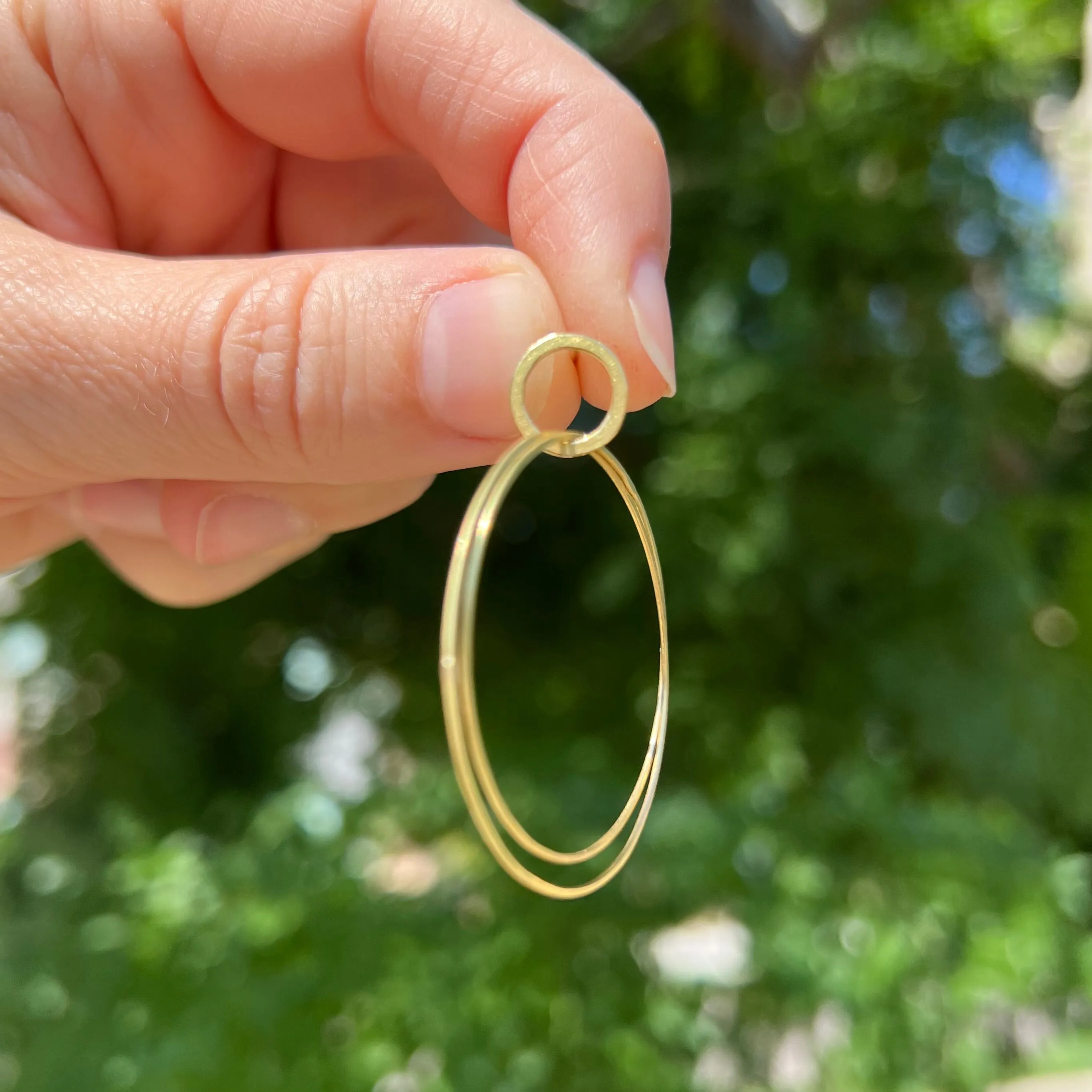 Small double hoop earrings in 18k gold