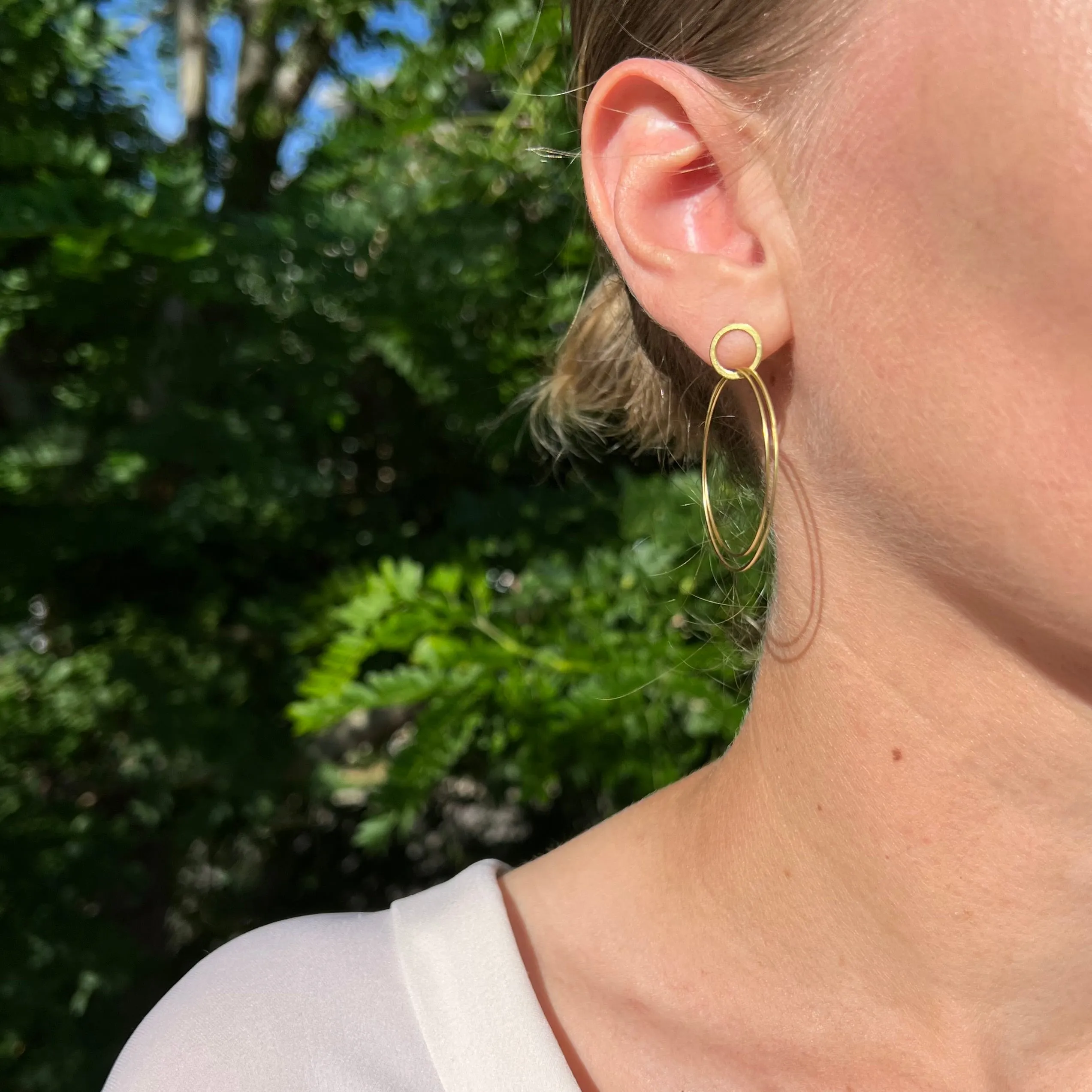 Small double hoop earrings in 18k gold