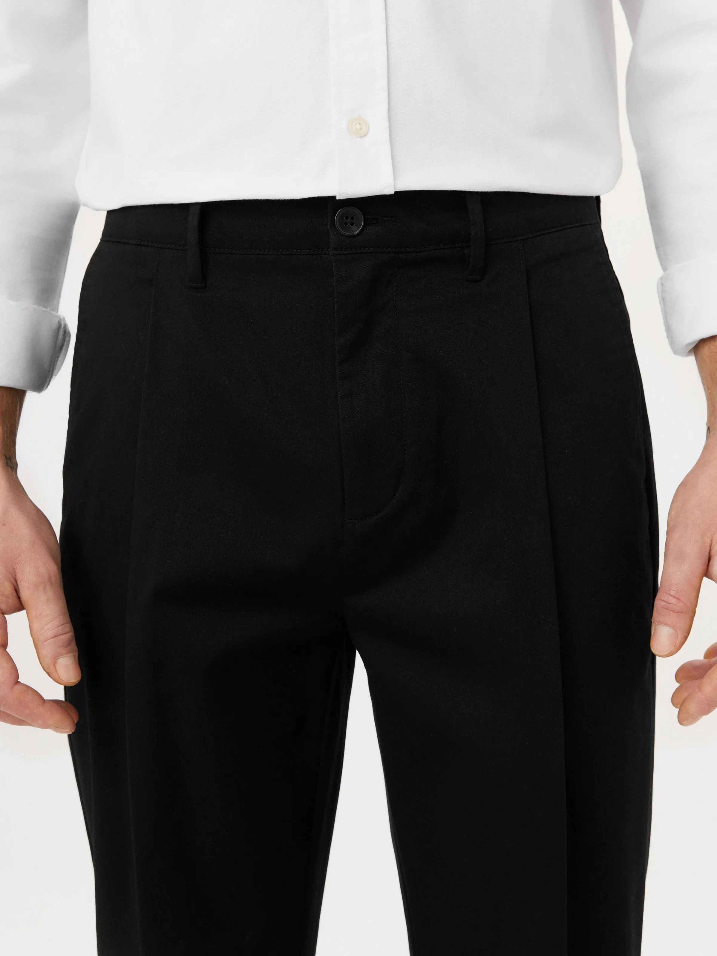 The Jamie Relaxed Tapered Pant in Black