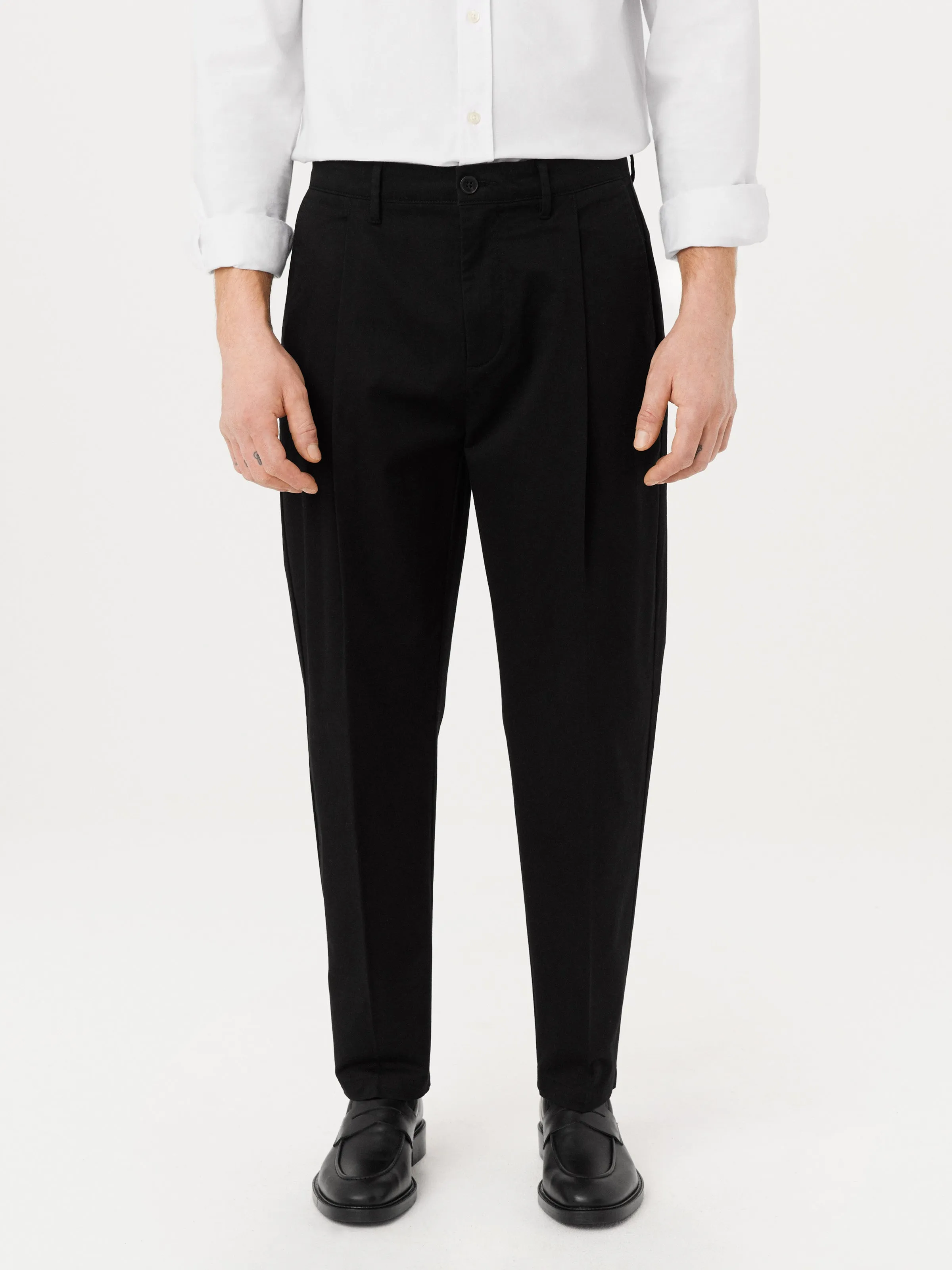 The Jamie Relaxed Tapered Pant in Black