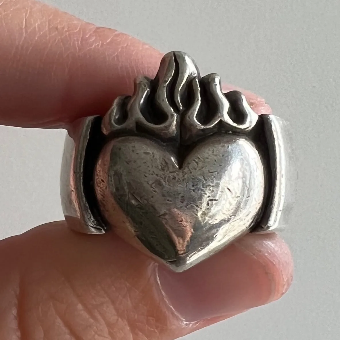 V I N T A G E // this heart is on fire / sterling silver biker style framing heart signet ring / size 8.25 to 8.5